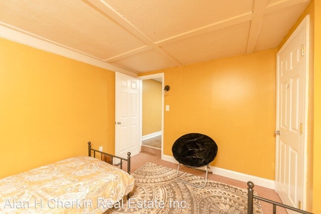 Building Photo - 3 br, 1 bath House - 4 East Miller Road