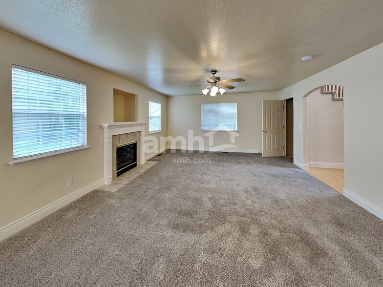 Building Photo - 10766 N Cypress