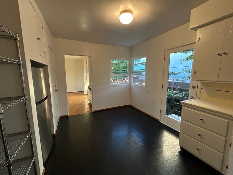 Kitchen with patio door leading to the yard. - 1903 Sacramento St