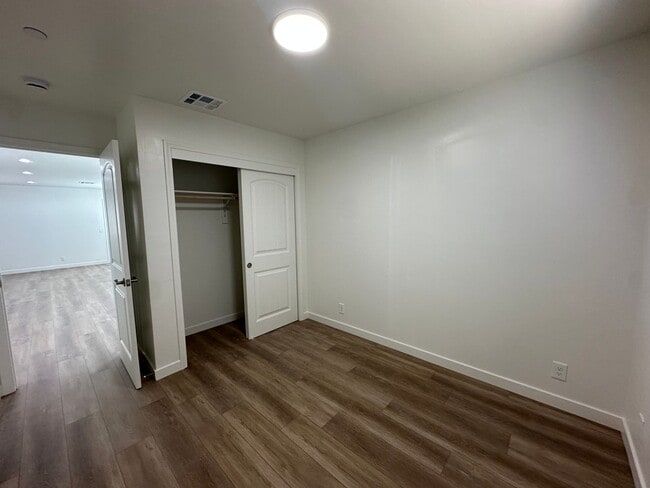 Building Photo - 916 W Perdew Ave