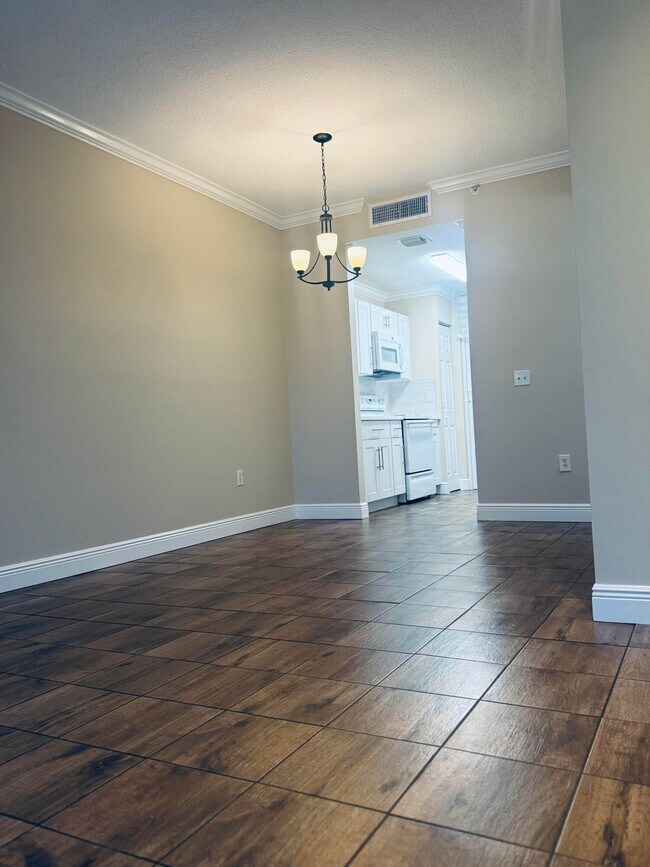 Building Photo - 1139 Town Center Dr