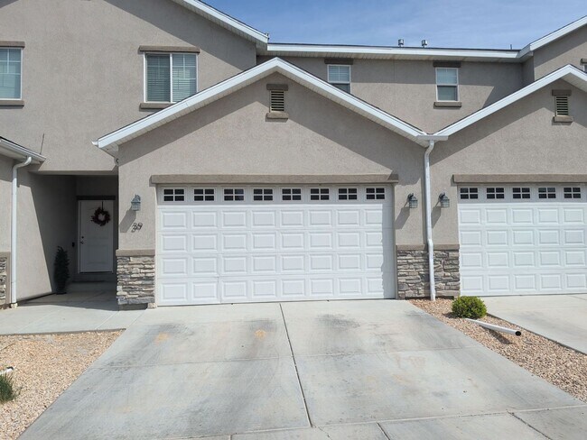 Building Photo - 3 Bedroom Home Near Schools And Entertainment