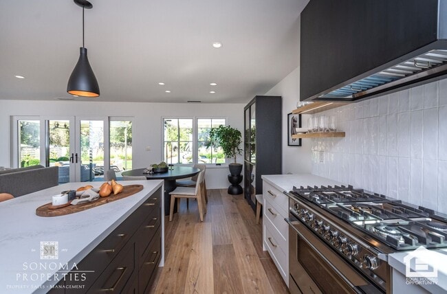 Building Photo - 3 Bedroom Exquisitely Furnished Home