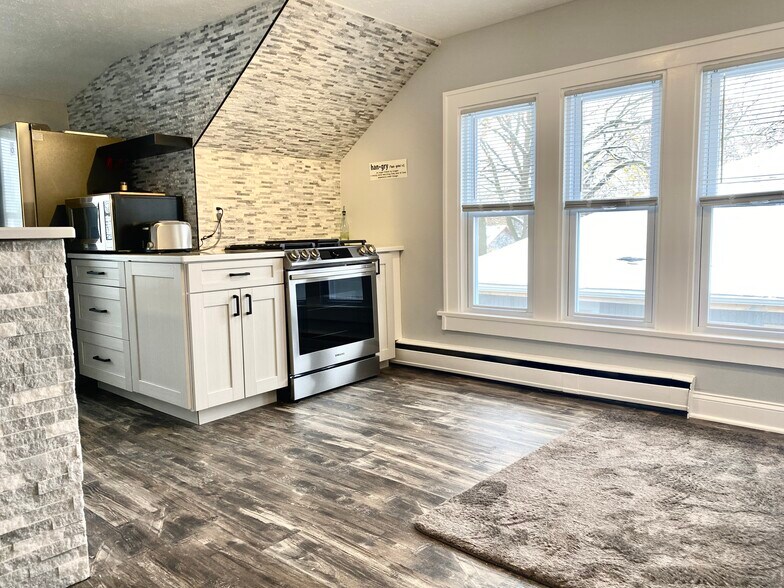 Gas Range/Cooking Area - 1719 Post Ave