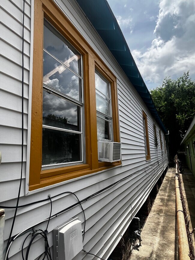 Building Photo - 2331 Saint Anthony St