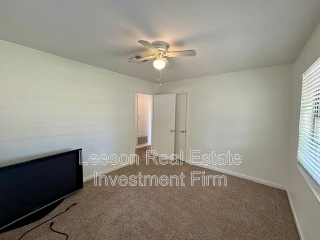 Building Photo - 3235 Caroline Dr