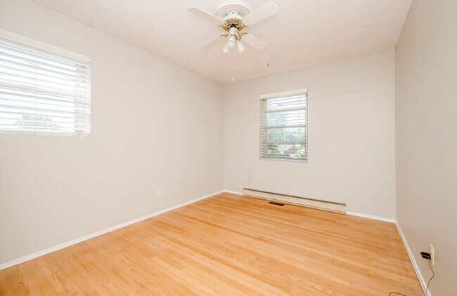 Building Photo - 240 Maywood Dr