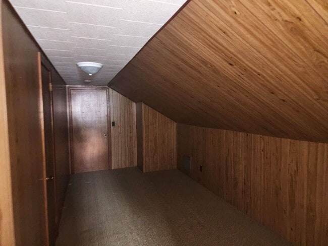 Building Photo - 571 Lovers Ln