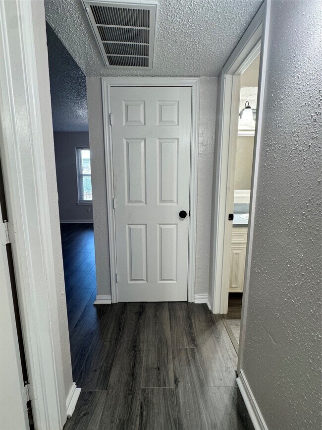 Building Photo - 107 E Willowick Ave