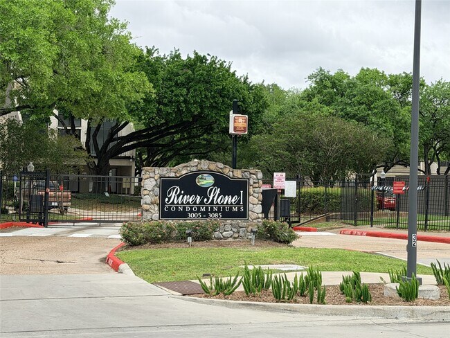 Building Photo - 3045 Walnut Bend Ln