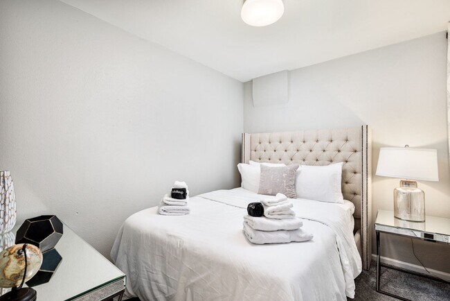 Building Photo - 2411 Tremont Pl