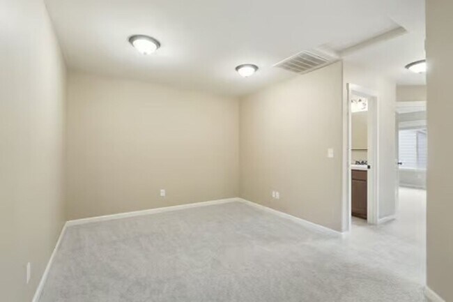 Building Photo - Beautiful  Home Great Location