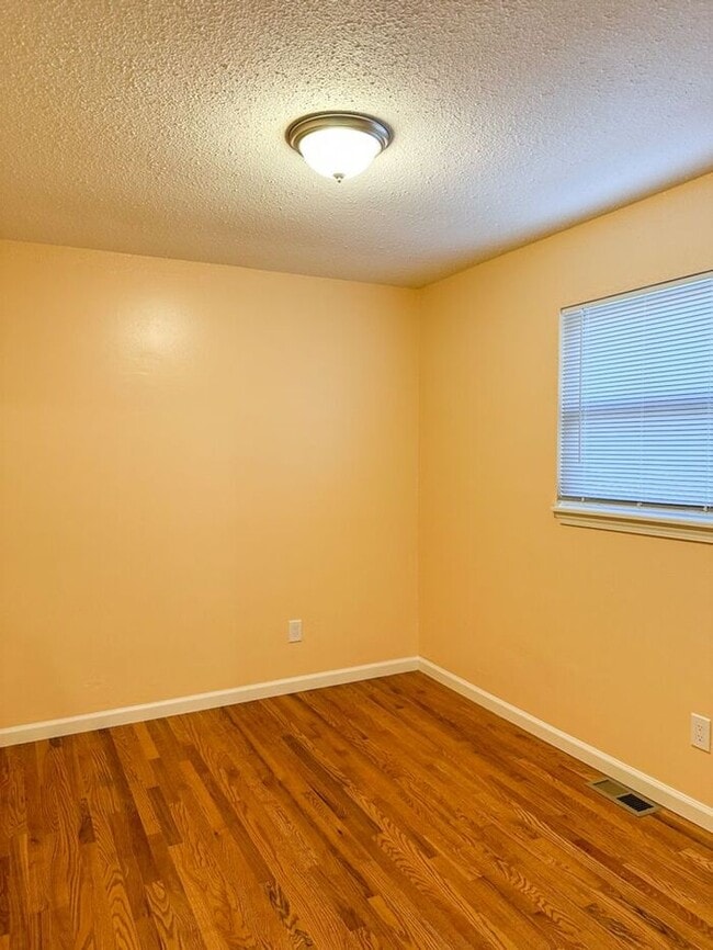 Building Photo - Cozy 2-Bedroom Home with Hardwood Floors N...