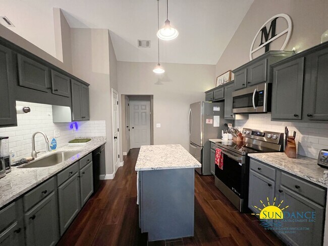 Building Photo - Charming Large 4-Bedroom Home in Crestview!