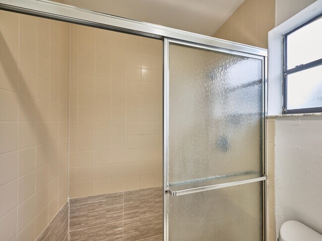 Building Photo - 6040 Glendale Dr