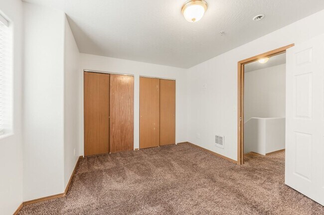 Building Photo - 3 bed 2 bath townhome