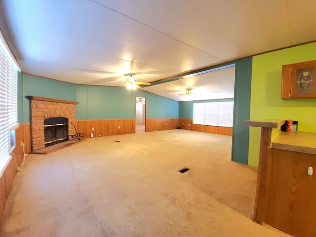 Building Photo - Spacious 4 bedroom with 3 FULL bathrooms n...