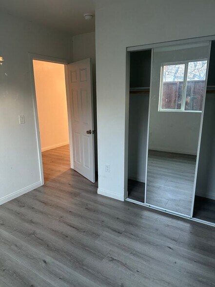 Building Photo - 1351 1/4 East 41st Place