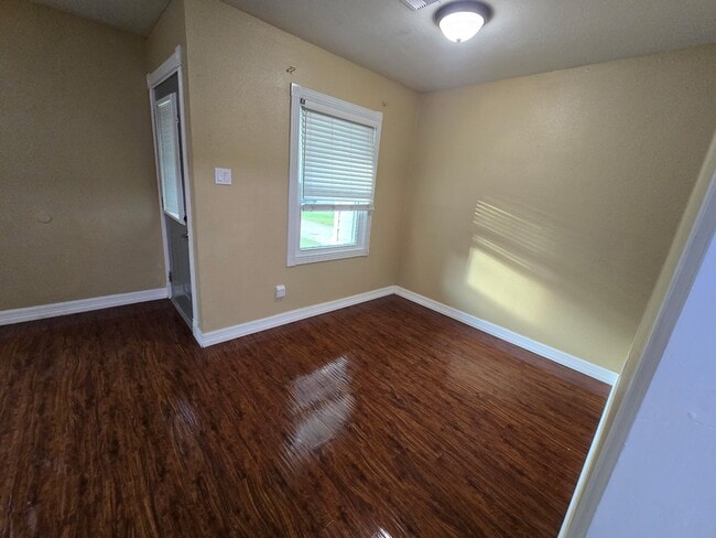 Building Photo - 833 Magnolia St