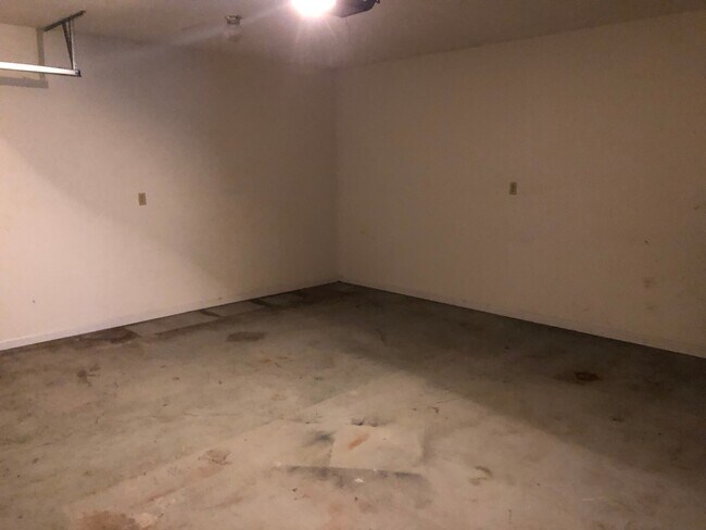 Building Photo - Maryville 37804 - 3 bedroom, 2 Bath Home , 2 car garage - Contact Donna Bailey (865) 389-6590