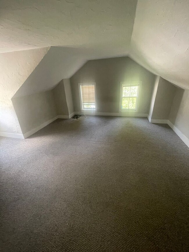 Building Photo - Large 3 bed located next to the Commuter R...