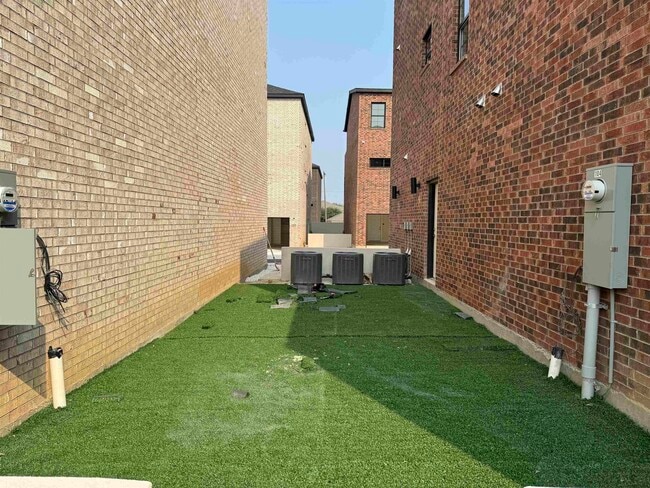 Building Photo - 210 Veracruz Dr