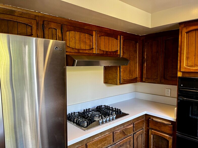 Kitchen with fridge and gas appliances - 1731 Harriman Ln