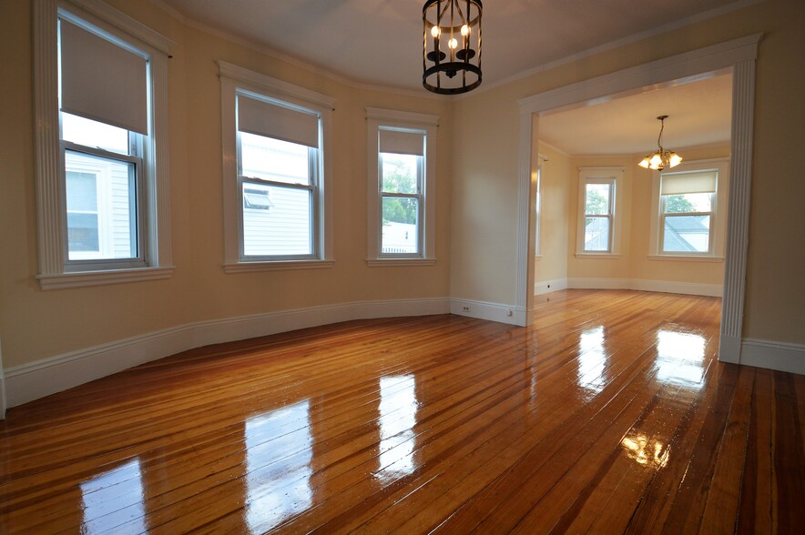 Primary Photo - 39 Montfern Ave