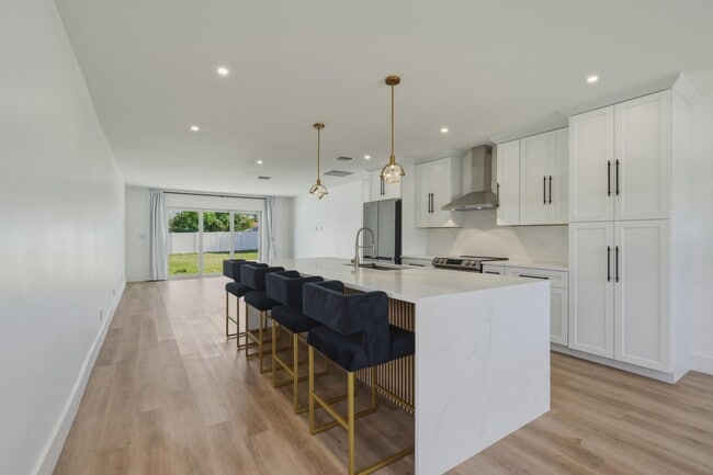 Building Photo - 461 SW 1st St