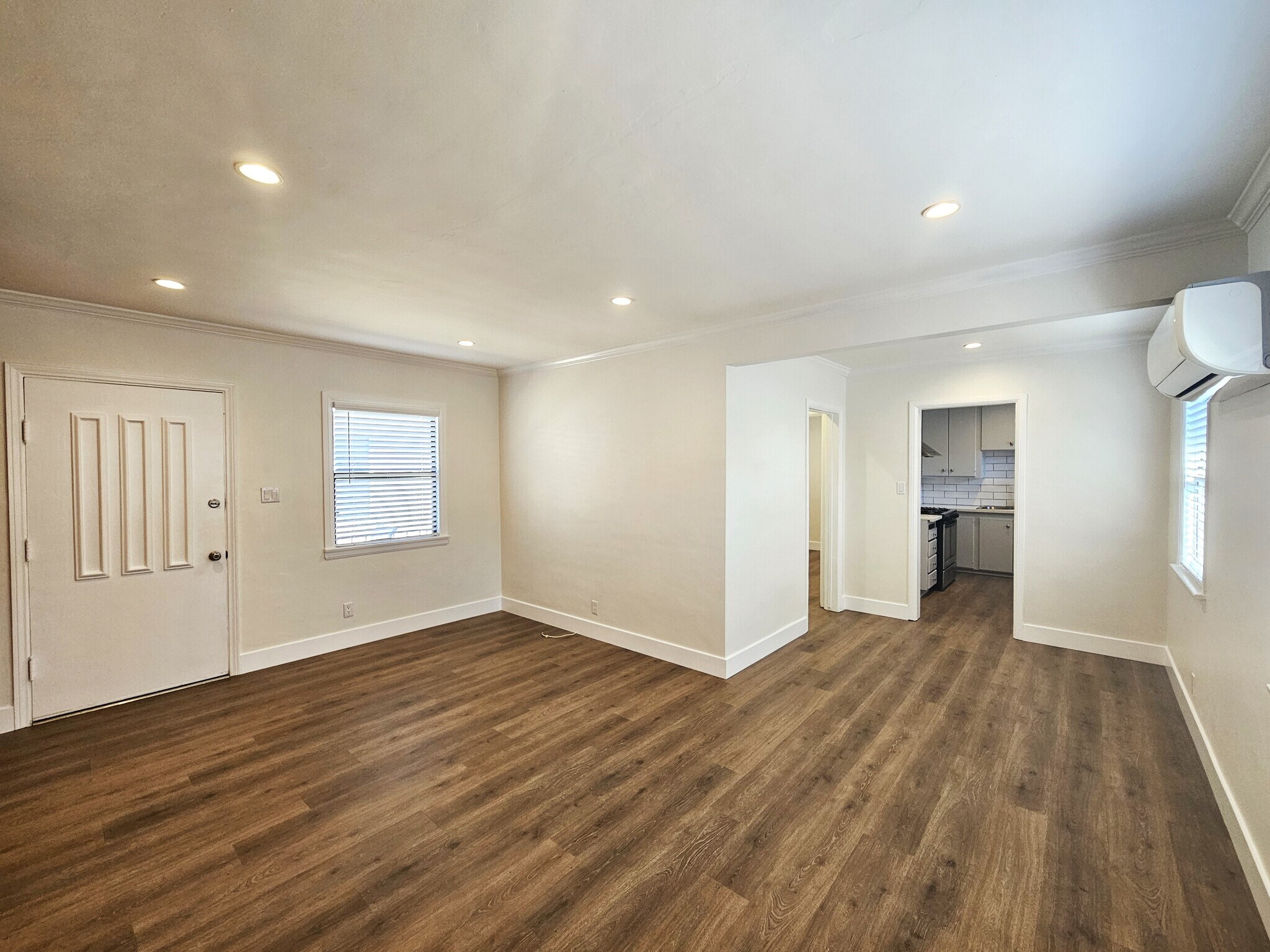 Building Photo - 1604 N Hollywood Way