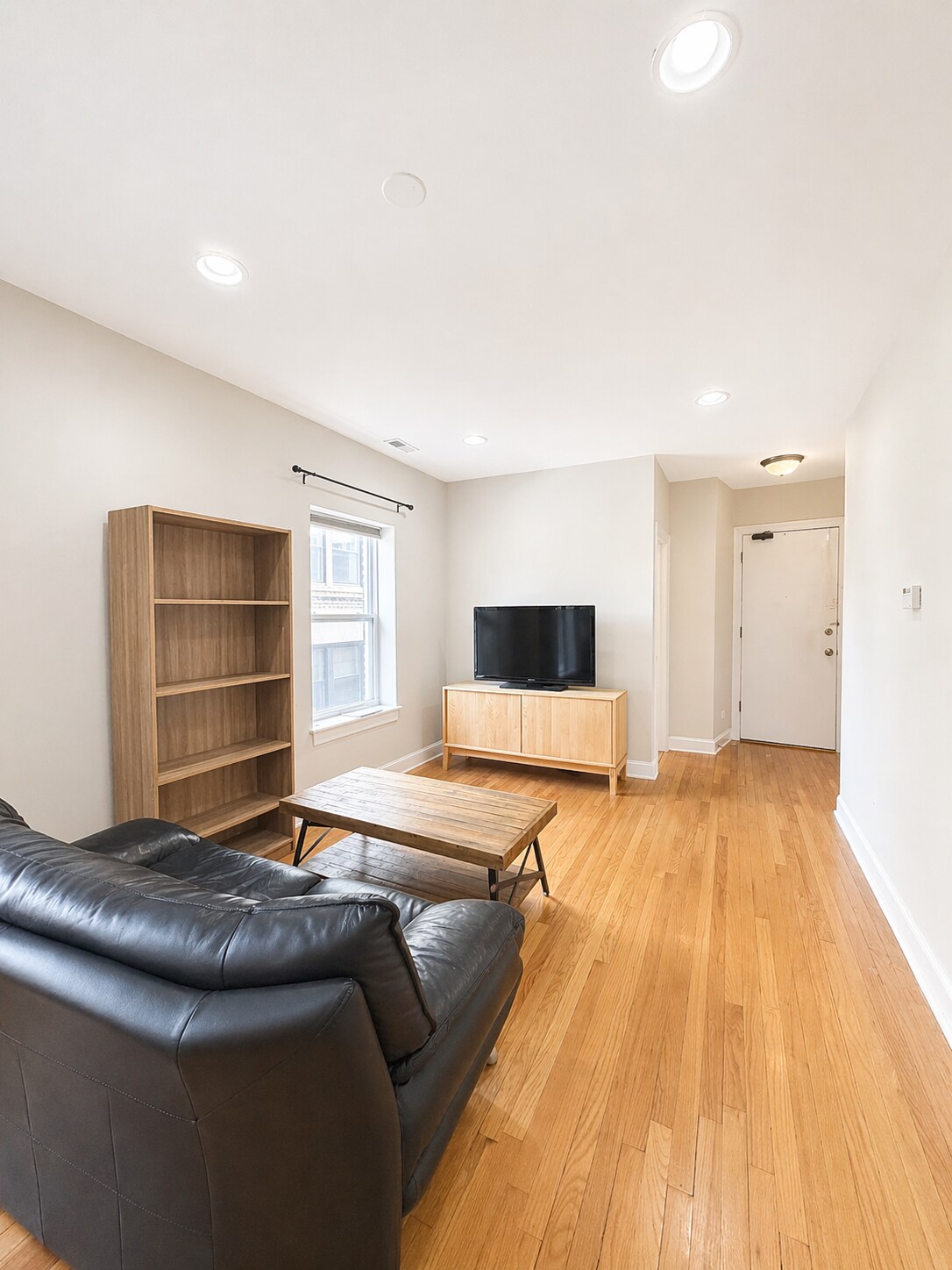 Building Photo - 6815 N Lakewood Ave