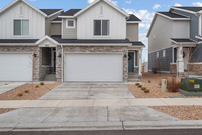 Building Photo - 988 W Broadleaf Dr