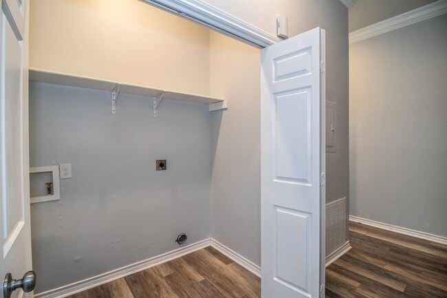 Building Photo - COMING SOON! Recently Renovated 1-Bedroom ...