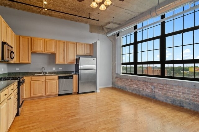 Building Photo - 3963 W Belmont Ave