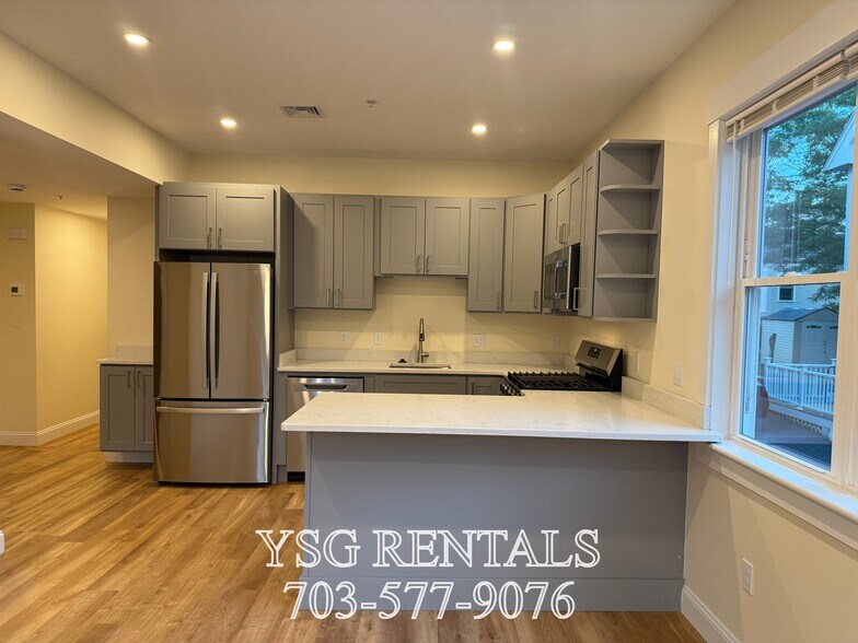 Building Photo - 14 Dorr St