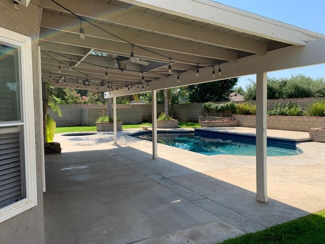 Building Photo - Beautiful 3 Bed West Bakersfield Home W/Po...