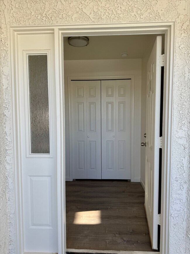 Building Photo - Stunning Remodeled 3-Bed Condo with River & Casino Views!