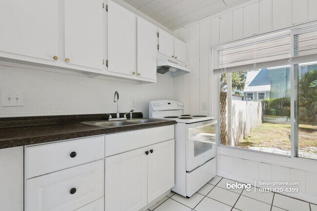 Building Photo - 1919 12th Ave W