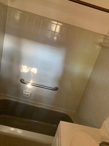 Building Photo - 240 Hollywood Blvd SE