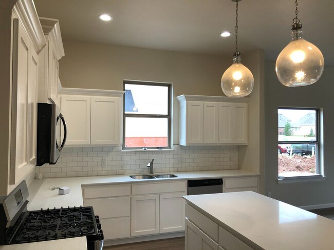 Building Photo - Stunning fully furnished 3 Bed 2.5 bath ho...