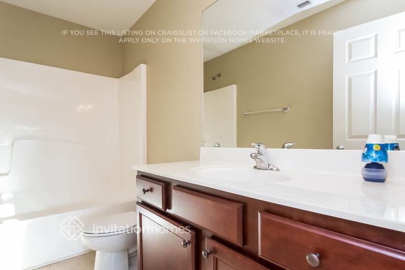 Building Photo - 2070 Hydrangea Ln