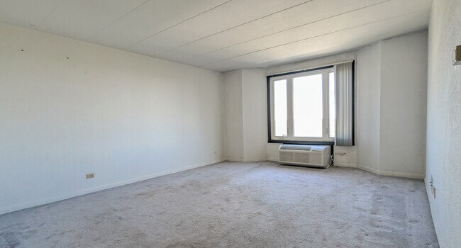 Building Photo - 1 Renaissance Pl