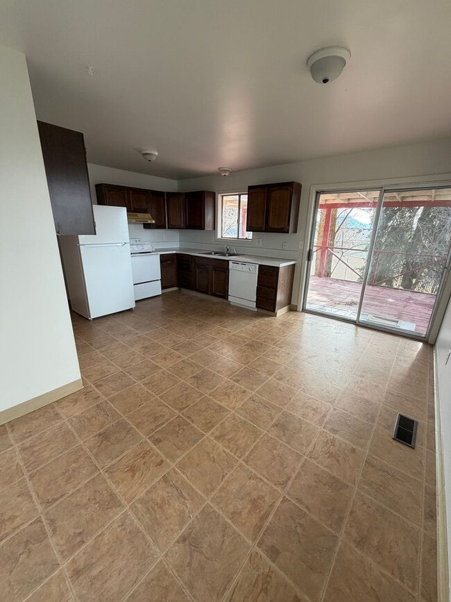 Building Photo - Newly Renovated 2 Bedroom, 1.5 Bathroom Duplex - Moyina Heights