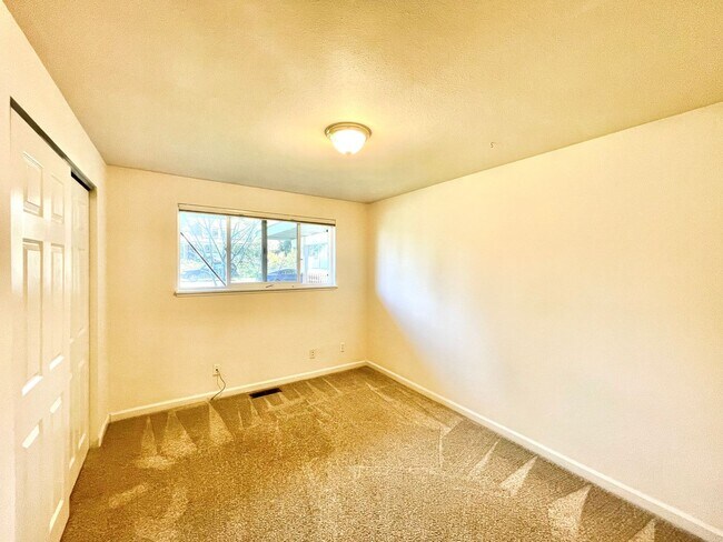 Building Photo - Mid-Century Gem in Kirkland’s Everest Park