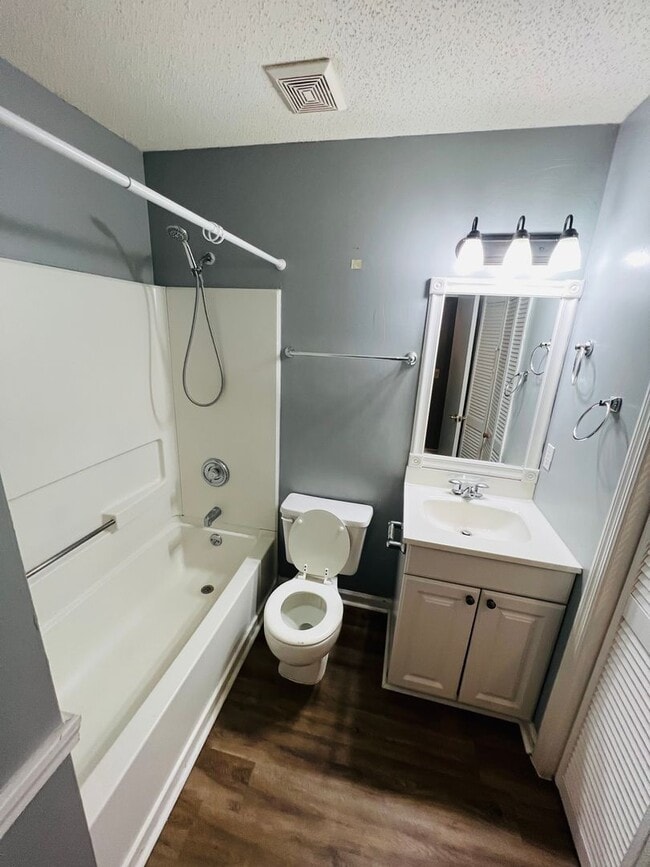 Building Photo - Convenient Comfort: 3-Bed, 2-Bath Home Nea...
