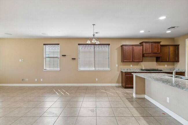 Building Photo - Welcome to this Charming 5 bedroom, 3.5 ba...