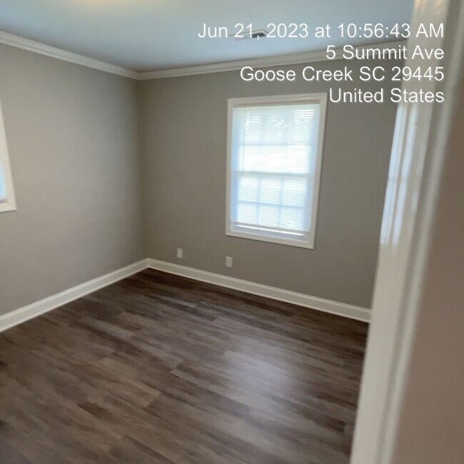 Building Photo - Relaxed Living with Spacious Yard in Goose...