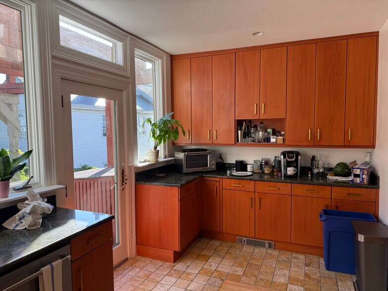 Building Photo - 96 Munroe St