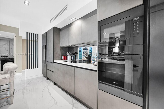 Building Photo - 1000 South Pointe Dr