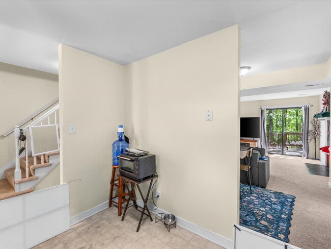 Building Photo - 1701 Early Settlers Rd